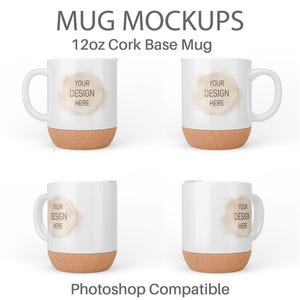 Puede incluir: Cuatro tazas blancas con bases de corcho. Cada taza tiene un diseño diferente con el texto "YOUR DESIGN HERE" en un círculo. Las tazas son de 12 onzas y son compatibles con Photoshop.