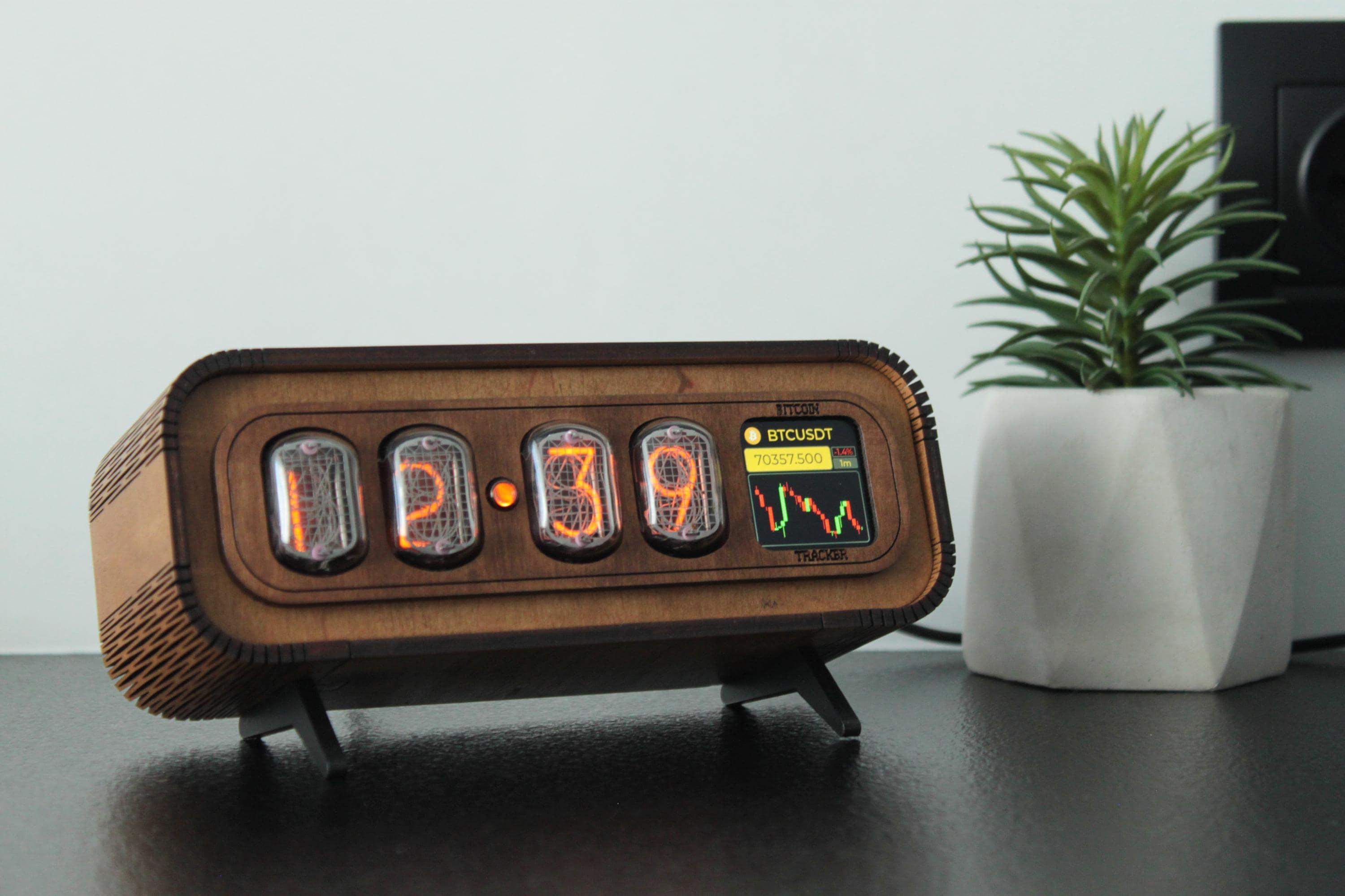 オークニキシー管時計：ビットコイントラッカー、天気、写真表示 - Etsy 日本