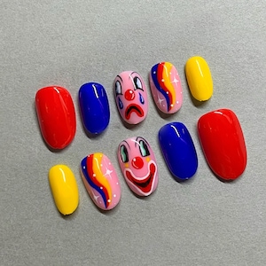 Presse de clown de cirque sur les ongles