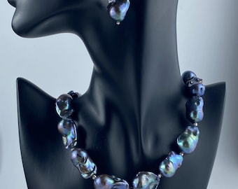 Set di collana e orecchini con perle barocche color blu pavone Fireball / Gioielli di tendenza