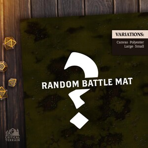 以下が含まれることがあります： 緑と茶色のランダムバトルマット。大きな白い疑問符が描かれています。マットには「Random Battle Mat」と「Variations: Canvas, Polyester, Large, Small」の文字があります。木製の表面に金色のサイコロがあります。
