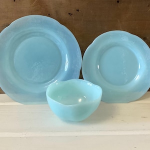 Puede incluir: Un juego de tres cuencos de vidrio azul claro con bordes festoneados. Los cuencos son de diferentes tamaños y son perfectos para servir postres o aperitivos.