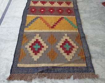 Alfombra Kilim tejida a mano en lana y yute. Alfombra Kilim Dhurrie hecha a mano con motivos orientales, tradicionales, indios, geométricos y turcos para la decoración del hogar.