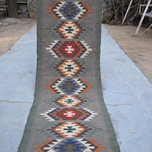 Alfombra Kilim de yute y lana tejida a mano: verde, negro, geométrica