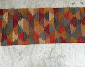 Alfombra Kilim tejida a mano en lana y yute. Alfombra Kilim Dhurrie hecha a mano con motivos orientales, tradicionales, indios, geométricos y turcos para la decoración del hogar.