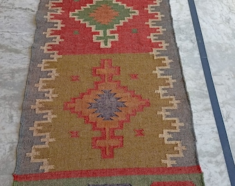 Alfombra Kilim tejida a mano en lana y yute. Alfombra Kilim Dhurrie hecha a mano con motivos orientales, tradicionales, indios, geométricos y turcos para la decoración del hogar.