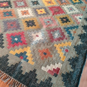 Grand tapis kilim fait main, tissé à la main, tapis en laine et jute fait main, tapis kilim dhurrie, motifs, oriental, traditionnel indien, géométrique, turc