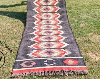 Alfombra Kilim tejida a mano en lana y yute. Alfombra Kilim Dhurrie hecha a mano con motivos orientales, tradicionales, indios, geométricos y turcos para la decoración del hogar.