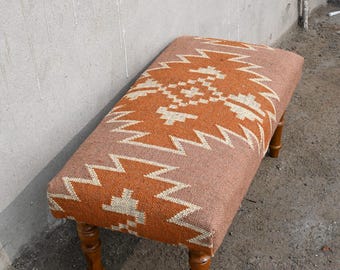 Handgefertigte indische Kelim-Bank, gepolsterter osmanischer Sitz aus Wolle und Jute, rustikaler Wohnzimmer-Fußschemel, ethnischer Dekor-Akzent, Einweihungsgeschenk