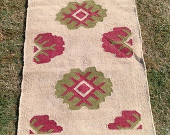 Alfombra Kilim tejida a mano en lana y yute. Alfombra Kilim Dhurrie hecha a mano con motivos orientales, tradicionales, indios, geométricos y turcos para la decoración del hogar.