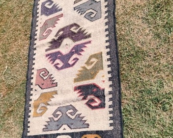 Alfombra Kilim tejida a mano en lana y yute. Alfombra Kilim Dhurrie hecha a mano con motivos orientales, tradicionales, indios, geométricos y turcos para la decoración del hogar.