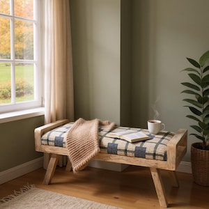 Puede incluir: Un letrero de madera rústico con el texto "Welcome to our home" en un estilo manuscrito. El letrero presenta un acabado envejecido y un diseño simple y acogedor, perfecto para un porche o entrada.