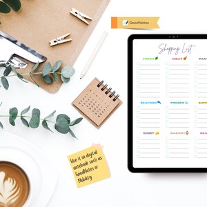 Op de afbeelding: Een digitale boodschappenlijst-sjabloon op een tabletscherm met categorie&euml;n voor vers, vlees, voorraadkast, zeevruchten, diepvries, benodigdheden, zuivel, bakkerij en schoonheid. De sjabloon heeft selectievakjes voor elk item.