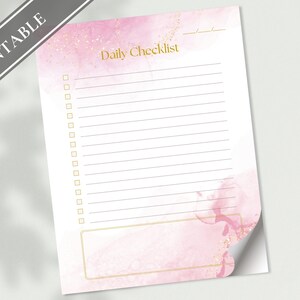 Op de afbeelding: Printbare dagelijkse checklist met een roze aquarel achtergrond en gouden accenten. De checklist heeft een lege ruimte bovenaan voor de datum en een lege ruimte onderaan voor notities.