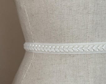 Cinturón de novia color marfil, Diadema color marfil, Cinturón de boda sencillo, Cinturón de boda fino, Cinturón de boda con cuentas, Cinturón de novia, Fajín de novia, Minimalista