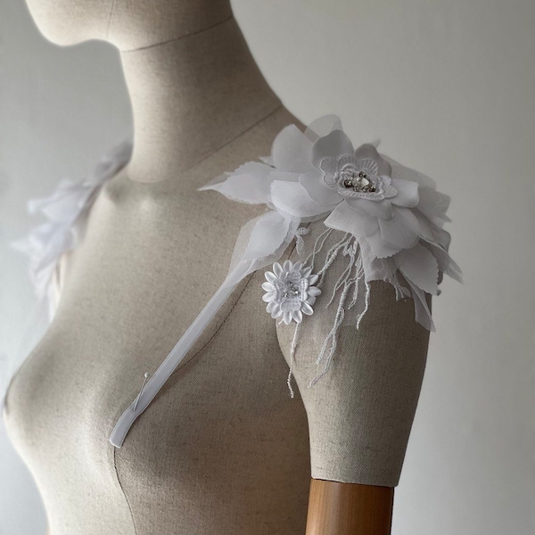 Tirantes de encaje con cordones con cuentas en color marfil o blanco desmontables dentro o fuera del hombro para agregar a su vestido de novia. Se puede personalizar.