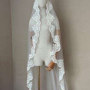White Mantilla Lace Veil, White Lace Wedding Veil Fingertip, Rose Lace Veil, Veil, Bridal Lace Veil, Bridal Veil, White veil