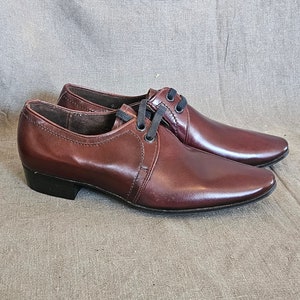 Sapatos dos anos 60, tamanho 8 ou 8,5 no Reino Unido.