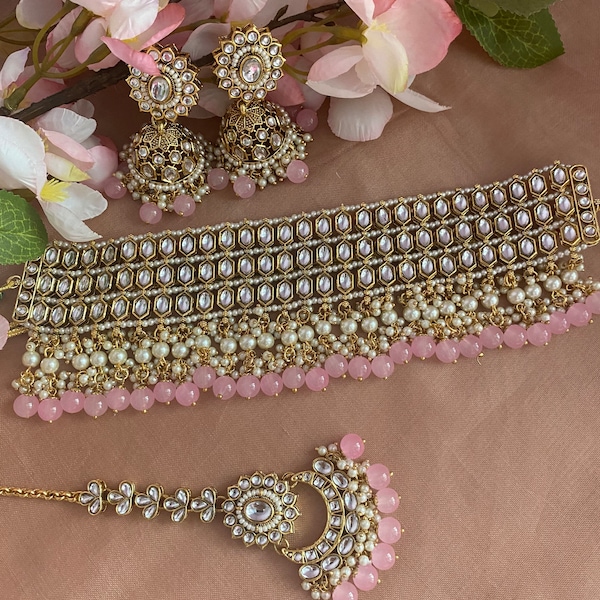 Atemberaubende indische Bollywood Kundan Schmucksets enthalten Halskette, Ohrringe und Tikka