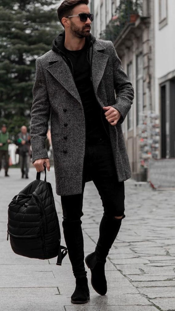 Un Joven Hombre De Negocios Posa Al Aire Libre Con Una Expresión Fuerte  Hombre Con Abrigo Gris Y Traje Oscuro Foto Premium 