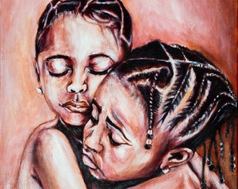 Sisterhood Love Stampa monocromatica di due giovani regine nere, con i capelli intrecciati, che si consolano a vicenda con un abbraccio amorevole e un abbraccio stretto.