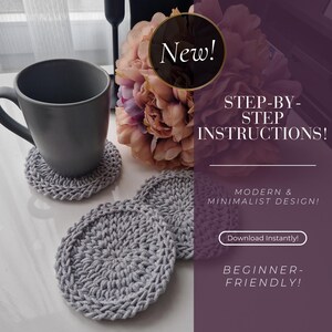 Könnte beinhalten: Drei graue gehäkelte Untersetzer in modernem und minimalistischem Design. Das Bild enthält den Text "Neu! Schritt-für-Schritt-Anleitung! Modernes & minimalistisches Design! Sofort herunterladen! Anfängerfreundlich!"