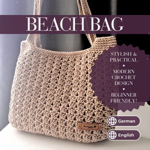 Könnte beinhalten: Eine beige Häkel-Strandtasche mit einem braunen Lederanhänger, auf dem "Hand Made with Love" steht. Die Tasche ist ein modernes Häkeldesign und für Anfänger geeignet. Der Text "Stylish & Practical", "Modern Crochet Design" und "Beginner Friendly!" wird auf der rechten Seite des Bildes angezeigt. Der Text "German" und "English" wird unten rechts im Bild angezeigt.