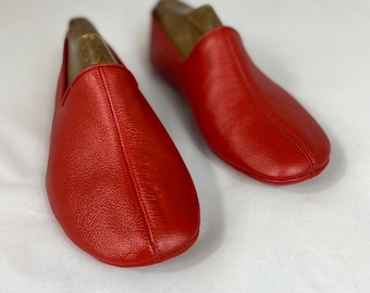Sapatos internos vermelhos feitos à mão, chinelos de couro, sapatos de casa de couro natural, chinelos internos unissex, meias de couro mais quentes para os pés