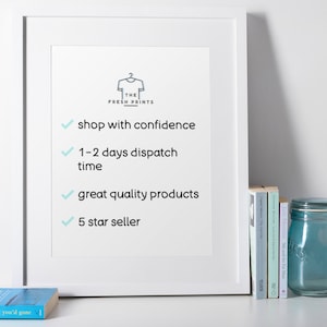 Puede incluir: Impresi&oacute;n enmarcada en blanco con un logotipo en blanco y negro que dice "The Fresh Prints" y una lista de verificaci&oacute;n de cuatro elementos: "comprar con confianza", "env&iacute;o en 1-2 d&iacute;as", "productos de gran calidad" y "vendedor de 5 estrellas".