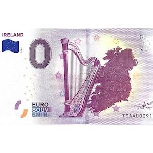 Peut inclure: Un billet de banque souvenir en euro représentant un contour violet de l'Irlande et une harpe. Le billet est blanc avec un motif violet et bleu. Le texte "IRELAND" et "EURO SOUV ENIR" est imprimé sur le billet. Le numéro de série "TEAA000911" est imprimé en bas à droite.