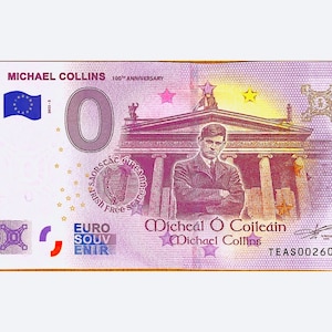 Può includere: Una banconota commemorativa da 0 euro con il ritratto di Michael Collins, un leader rivoluzionario irlandese, con il testo "Michael Collins 100th Anniversary" e "Micheál Ó Coileáin" stampato sul fronte.