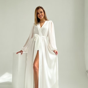 Long bridal robe Bride robe for wedding day White dressing gown Pearl robe Wedding robe Bridal robe long Bridesmaid gift