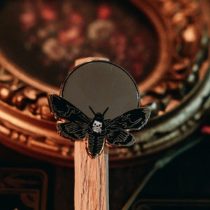 Totenkopf Motte Hard-Emaille Pin