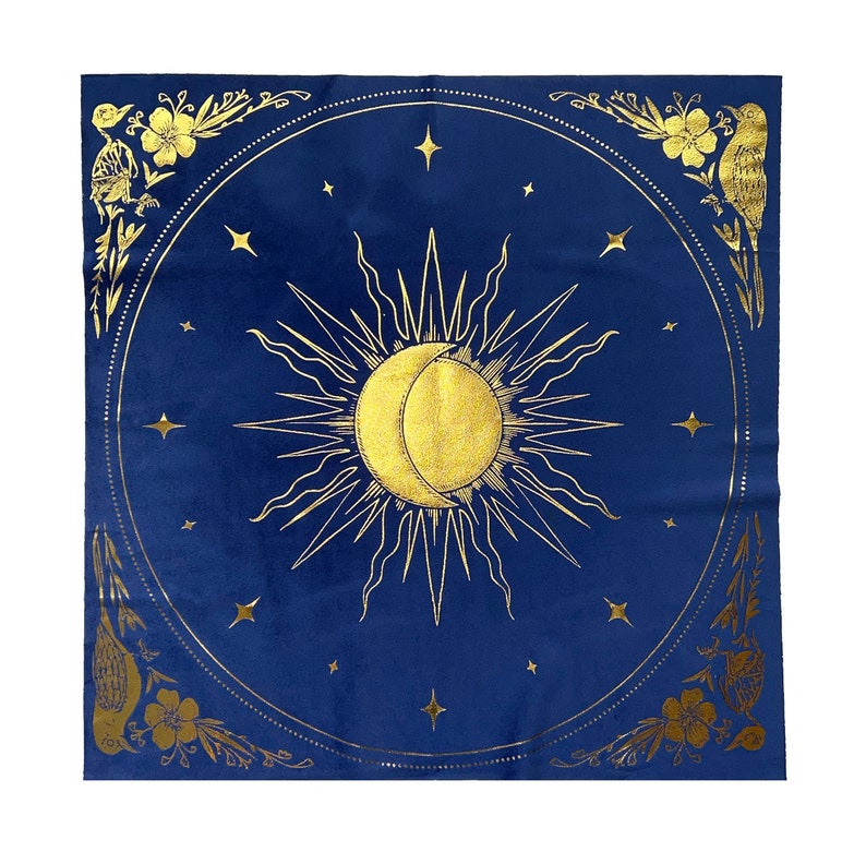 Pu&ograve; includere: Un arazzo quadrato blu con un designo di sole e luna dorati. Il sole e la luna sono circondati da un cerchio di stelle dorate. L'arazzo ha un bordo dorato con disegni floreali e uccelli.