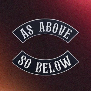 Peut inclure: Deux écussons noirs arqués avec du texte blanc sur un fond dégradé rouge et marron. Le patch supérieur indique "AS ABOVE" et le patch inférieur indique "SO BELOW".