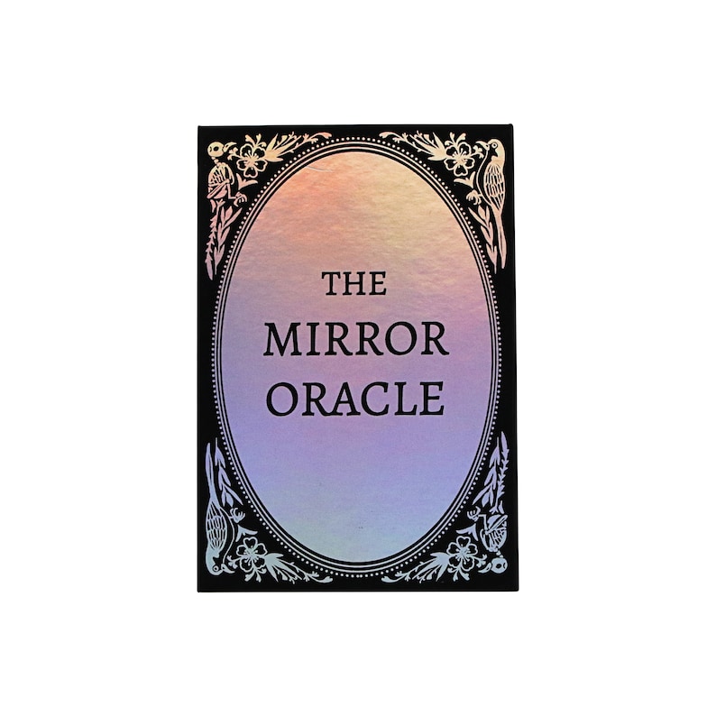 Peut inclure: Une bo&icirc;te noire avec un cadre ovale argent&eacute; et un fond holographique. Le texte "THE MIRROR ORACLE" est imprim&eacute; en noir.