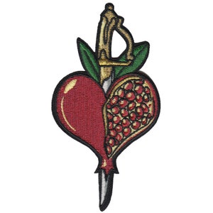 Peut inclure: Écusson brodé représentant une grenade en forme de cœur transpercée par un poignard. Le motif comprend des feuilles vertes, une garde dorée et des graines détaillées. L'écusson est probablement destiné aux vêtements ou aux accessoires.