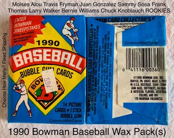 Puede incluir: Dos paquetes de cera de béisbol Bowman de 1990. Los paquetes son azules, amarillos y rojos con el texto "BASEBALL" y "BOWMAN". Los paquetes contienen 14 tarjetas ilustradas y 1 barra de chicle. Los paquetes tienen una etiqueta de precio de 0,59 €.