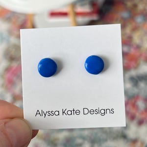 Blå örhängen | Äkta blå | Enkel vardagspresent till henne | Handgjorda örhängen i polymerlera (6 mm–12 mm)