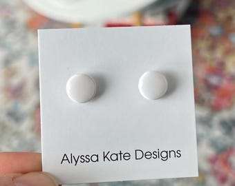 Witte oorknopjes | Tic Tac minimalistische studs | Hypoallergene oorbellen voor elke dag (6-12 mm)