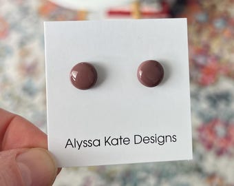 Könnte beinhalten: Ein Paar mauvefarbene runde Ohrstecker auf einer weißen Karte mit dem Text "Alyssa Kate Designs".