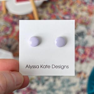 Könnte beinhalten: Ein Paar lavendelfarbene Ohrstecker auf einer weißen Karte mit dem Text "Alyssa Kate Designs".