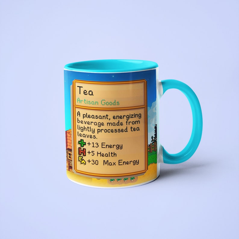 Op de afbeelding: Een witte keramische mok met een teal rand en handvat. De mok heeft een pixelafbeelding van een videogame-item genaamd "Thee" met een beschrijving van de effecten: +13 Energie, +5 Gezondheid, +30 Maximale Energie.
