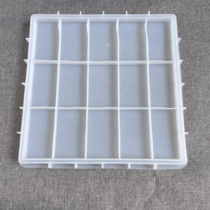 Puede incluir: Molde de plástico blanco con 15 compartimentos cuadrados. El molde está diseñado para hacer manualidades de resina.