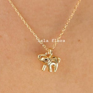 Sierlijke olifant bedelketting, gebogen stam, kleine geluksolifant, realistisch, minimalistische sieraden, beste bruidsmeisje cadeau cadeau