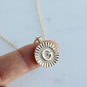 Colar com pingente de medalhão canelado com letra G delicada, pingente de nome G dourado, empilhável, inicial pessoal, joia minimalista, presente de Natal da Bestie Her