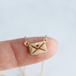 Collar con forma de corazón y carta de amor, delicado collar con sobre cepillado dorado, joyería romántica, joyería minimalista delicada, regalo de novia para San Valentín
