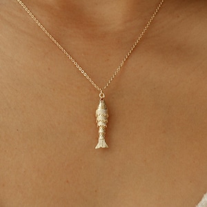 Einfache Fisch Anhänger Halskette, vergoldet, Silber Sardine, Küste, Boot Segeln, Angeln, Minimal Schmuck, Nautisches Brautgeschenk