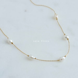Colar delicado com pingente de satélite em pérola de água doce, banhado a ouro, estilo costeiro, joia minimalista inspirada no mar e no oceano, pérola para sua melhor amiga, presente perfeito.