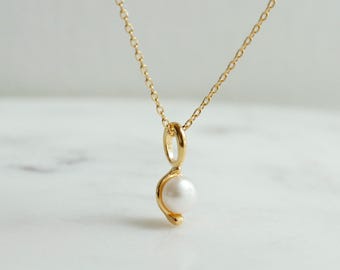 Placed Pearl Pendant Necklace, Small Delicate, Gold Plated, Ocean-Inspired, Minimal Classic Jewelry, bridesmaid, Meaningful Gift Her